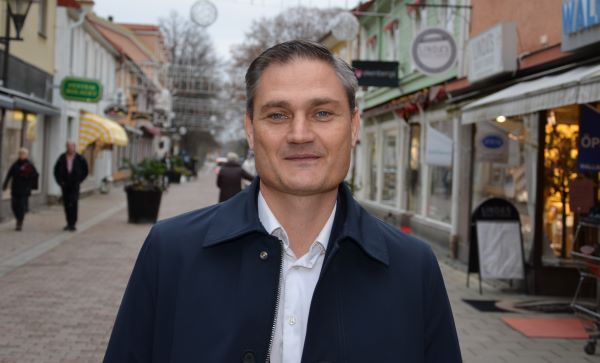 Daniel Holmvin står på Rådmansgatan.